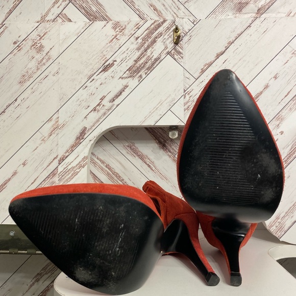 Gorgeous Carlos Red Suede Flare Heels - Picture 4 of 5